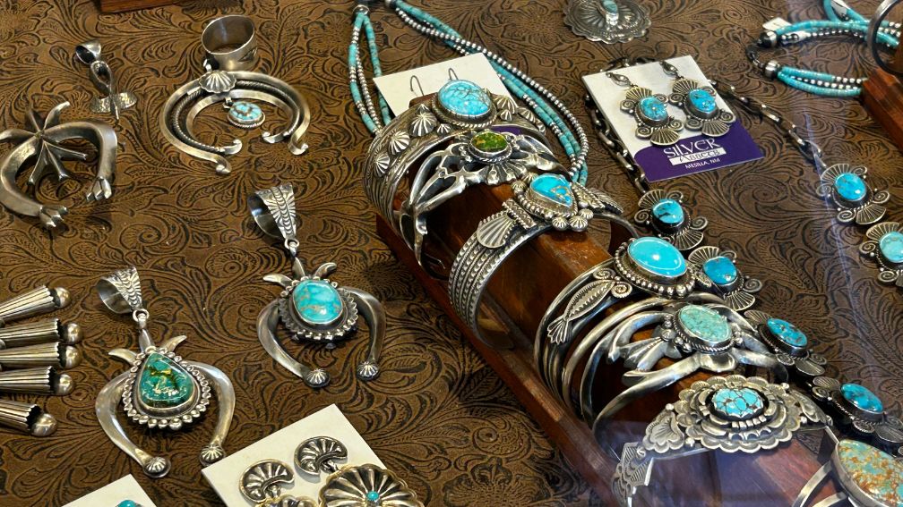 Turquoise and silver jewelry—bracelets, pendants, rings—showcasing Mesilla’s authentic silver artisanship in Las Cruces, NM.